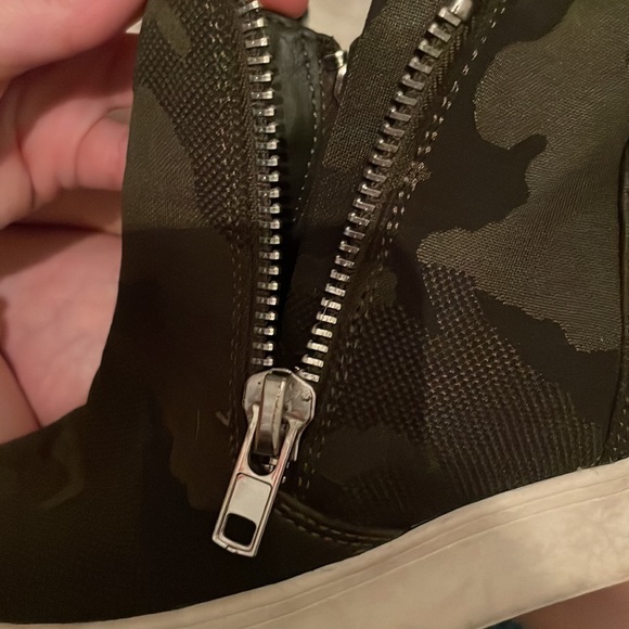 Size 6 Steve Madden wedge sneakers. CAMO. - Picture 7 of 9